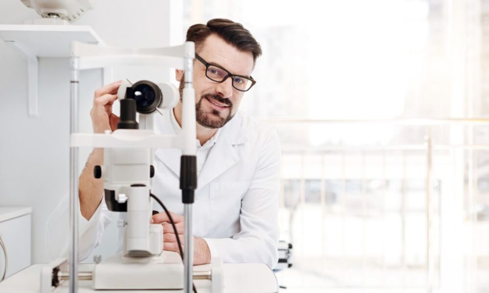 How an Ophthalmologist & Eye Surgeon Can Treat Vision Loss